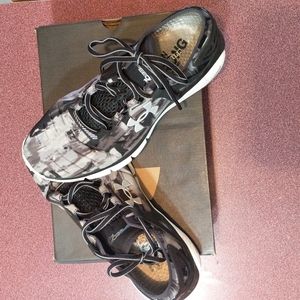 UA women's speedform Fortis sneakers. Gently used.